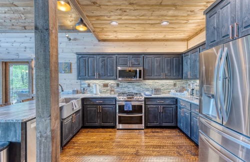 Epworth Cabina | Luxury Cabin w/ Hot Tub, FP, all king beds & covered decks – Near Blue Ridge!