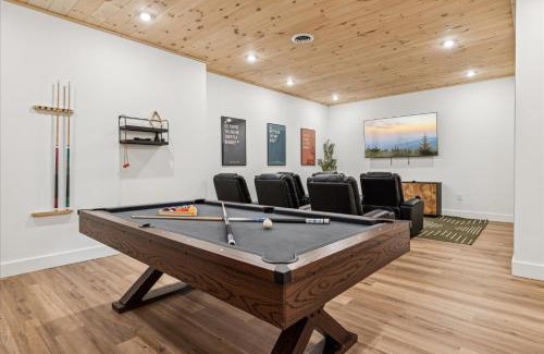 Sevierville Casa | Luxury Cabin W Indoor Pool, Hot Tub & Game Room