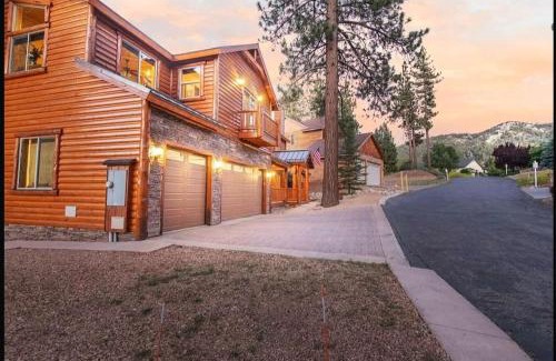 Moonridge Casa | Luxury Cabin-Walk to Bear Mountain Resort, Trails & Golf