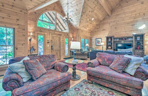 Sapphire Casa | Luxury Cabin with Deck Less Than 5 Miles to Sapphire Valley!