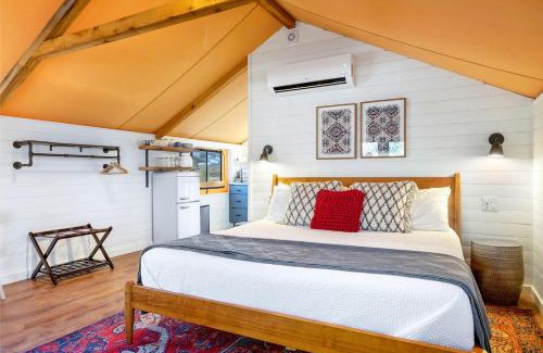 Ingram Otro | Luxury Cabin, with Hot-Tub Access in Ingram, Texas for Relaxing Weekends Away