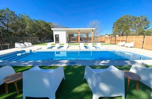 Ingram Otro | Luxury Cabin, with Hot-Tub Access in Ingram, Texas for Relaxing Weekends Away