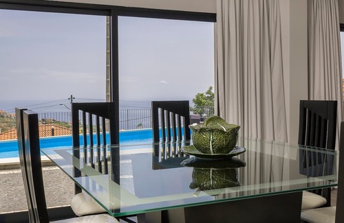 Estrela da Calheta Villa | Villa de lujo en Calheta | Casa da Rosalina | 5 Dormitorios | Impresionantes vistas al mar | Mesa de