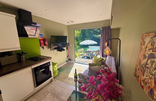Newton Ferrers Cabina | Camping de lujo Pod con jacuzzi privado y jardín en Devon