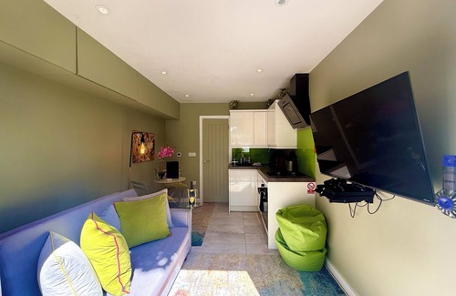 Newton Ferrers Cabina | Camping de lujo Pod con jacuzzi privado y jardín en Devon