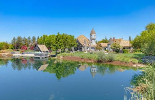 Davis Casa | Luxury Castle Retreat at UC Davis