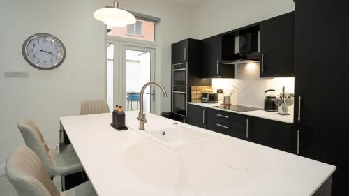 Queens Quarter Casa | Luxury Central 4 BDR house by Belfast City Breaks