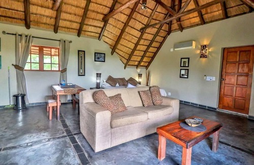 Marloth Park Chalet De Esquí | Luxury chalet 12 mi from the Crocodile Bridge Gate of the Kruger National Park!