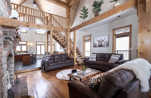 Springwater Cabaña | Luxury Chalet in the Woods w/ Pool & Hot Tub, Near Wasaga Beach & Blue Mountain!