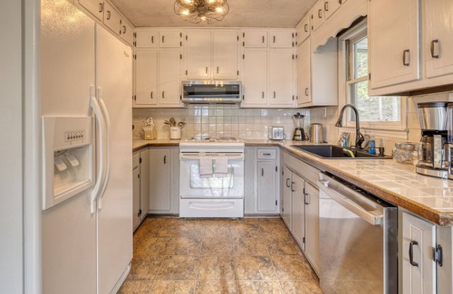Mineral Bluff Chalet De Esquí | Luxury Chalet on 50 Acres w/ Hot Tub, Game Room, Mountain View & seasonal spring