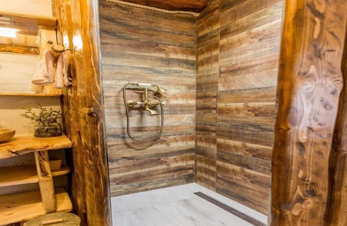 Municipality of Gracac Chalet De Esquí | Luxury Chalet Regina with pool and jacuzzi surrounded by nature