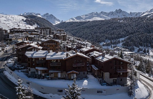 Courchevel Chalet De Esquí | Chalet moderno con jacuzzi y ascensor, cerca del centro y de pistas en Courchevel