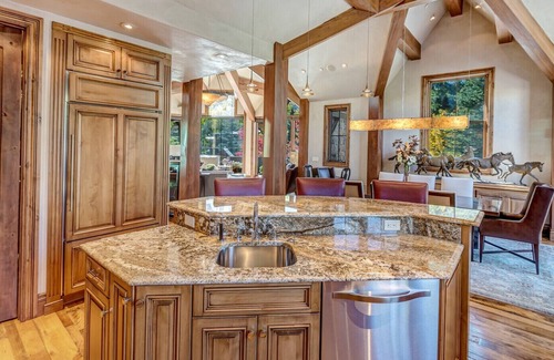 Aspen Casa | Luxury Chateau Waters: Only 2 Blocks to the Aspen Mountain Gondola with A/C!