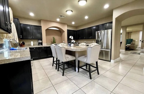 Enterprise Casa | Luxury, Cheerful & Spacious 5 Bedroom Home! Free P