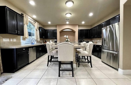 Enterprise Casa | Luxury, Cheerful & Spacious 5 Bedroom Home! Free P