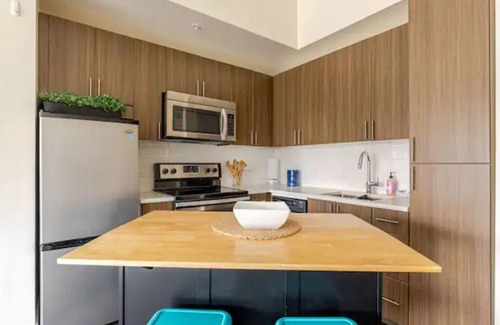 Cherry Creek Apartamento | Luxury Cherry Creek North Living with Pool Spa Gym Parking, Free Parking