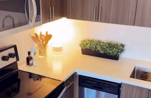 Cherry Creek Apartamento | Luxury Cherry Creek North Living with Pool Spa Gym Parking, Free Parking