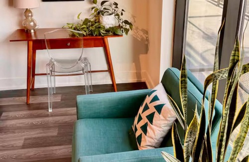 Cherry Creek Apartamento | Luxury Cherry Creek North Living with Pool Spa Gym Parking, Free Parking
