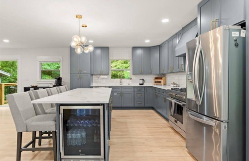 Dunwoody Casa | Luxury City Retreat: Heated Pool & Game Room in an Urban Nature Escape. Atlanta