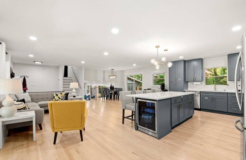 Dunwoody Casa | Luxury City Retreat: Heated Pool & Game Room in an Urban Nature Escape. Atlanta