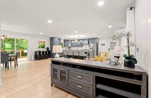 Dunwoody Casa | Luxury City Retreat: Heated Pool & Game Room in an Urban Nature Escape. Atlanta