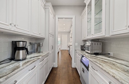 Virginia Square Casa | Luxury Clarendon House - w/ 8 Bedrooms, 6 Bathrooms - 21 guests