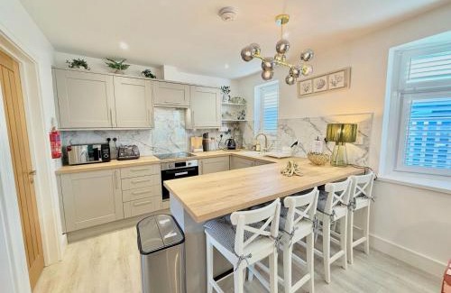 Mumbles Casa | Luxury Coastal Escape with Mumbles Lighthouse View Pass the Keys