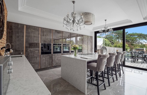 Radipole Casa | Luxury coastal property with private indoor pool.