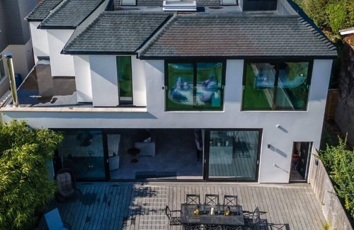 Radipole Casa | Luxury coastal property with private indoor pool.