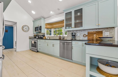 Centerville Casa | Luxury Coastal Retreat w/ Heated Pool! Close to Beaches & Ponds.