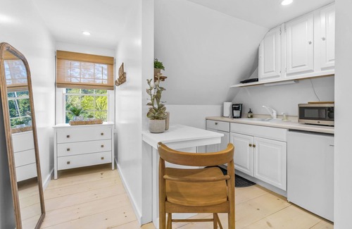 Centerville Casa | Luxury Coastal Retreat w/ Heated Pool! Close to Beaches & Ponds.