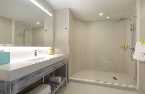 Maxwell Complejo | Luxury Collection at Sea Breeze Beach House by Ocean Hotels