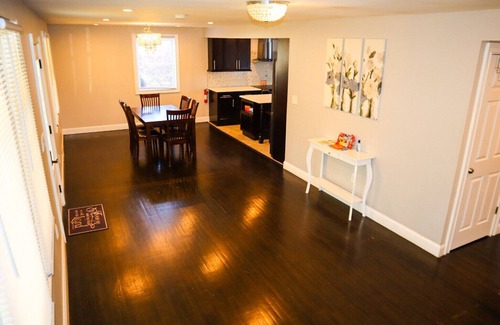 Meriden Casa | Luxury Colonial near Hiking Trail