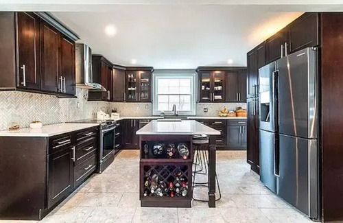 Meriden Casa | Luxury Colonial near Hiking Trail