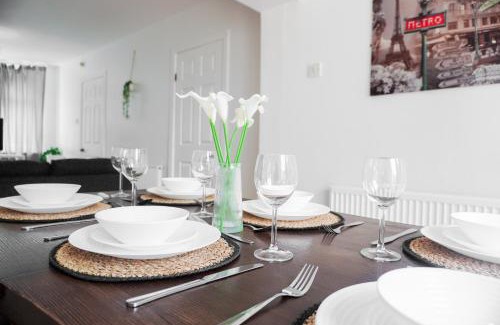 Clayton Casa | Luxury & comfy 3BD Home, For Family and Groups, Nr Coop Live & Etihad, Free Parking