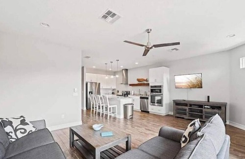 Ocean Side Village Condominio | Luxury Condo by the Beach