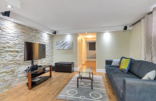 Cote-Des-Neiges—Notre-Dame-De-Grace Apartamento | Luxury condo 1 bedroom & 1 sofabed , sleeps 4 & Hi-Speed WIFI