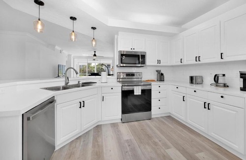 Calusa Bay North Apartamento | Luxury Condo, 90-day MINIMUM STAY -LESS DECLINED!, Gated, 4 mi Vanderbilt Beach
