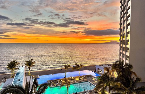 Las Glorias Apartamento | Luxury Condo Harbor 171 Oceanfront in PV Hotel Zone