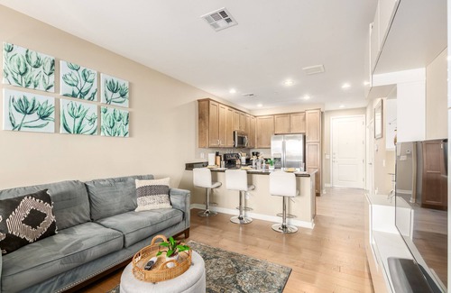 Ocotillo Condominio | Luxury Condo in Ocotillo! Pool, Gym, Spa! Walk to All!