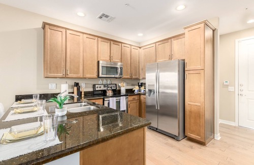 Ocotillo Condominio | Luxury Condo in Ocotillo! Pool, Gym, Spa! Walk to All!