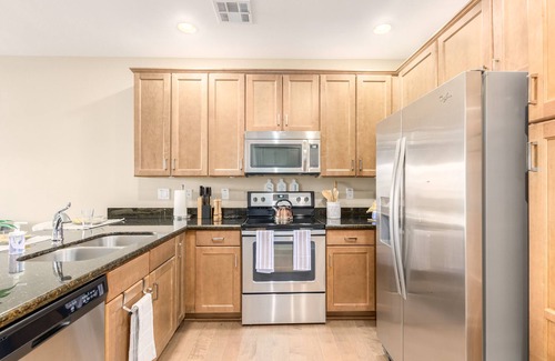 Ocotillo Condominio | Luxury Condo in Ocotillo! Pool, Gym, Spa! Walk to All!
