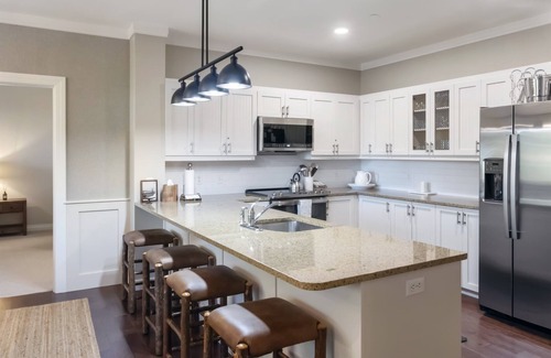 Stratton Mountain Condominio | Condominio de lujo 3HAB / 2bth con estanque de patinaje sobre hielo, piscina climatizada, Walk To Lift y Village