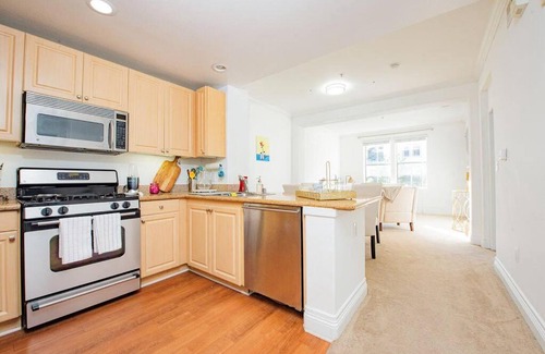 Airport Area Apartamento | Luxury condo near Irvine Business & UCI Hospital