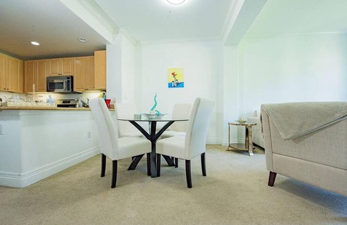 Airport Area Apartamento | Luxury condo near Irvine Business & UCI Hospital