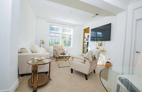 Airport Area Apartamento | Luxury condo near Irvine Business & UCI Hospital