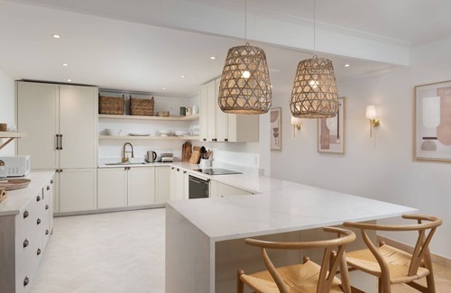 Old Trees Bay Condominio | Coral Cove 7 - Sunset: Condominio de lujo Living