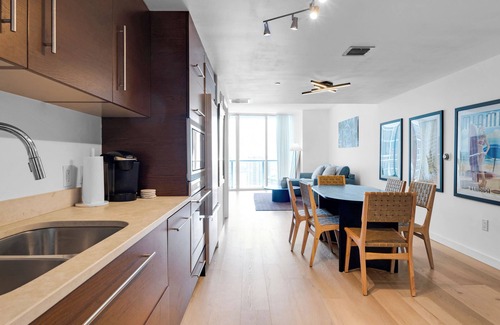 Downtown Miami Condominio | Luxury condo w balcony & stunning views, W hotel amenities- pool, spa, gym!