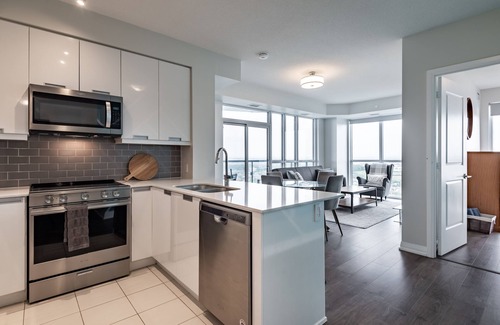 Hurontario Condominio | Luxury condo w breathtaking sunset views close to airport & downtown Mississauga