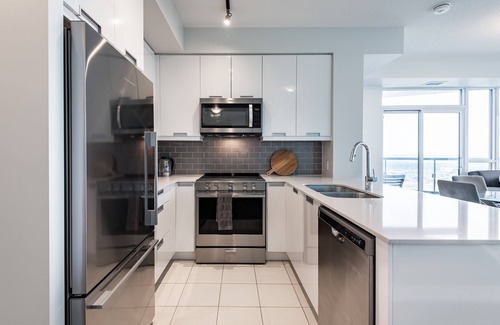 Hurontario Condominio | Luxury condo w breathtaking sunset views close to airport & downtown Mississauga